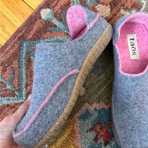 ❌ SOLD! Do NOT purchase ❌ Taos Footwear Pink and Gray Slippers